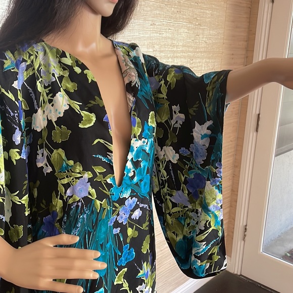 MEGHAN LOS ANGELES KIMONO SLEEVES PLUNGE MINI DRESS COVER UP FLORAL - Picture 3 of 4